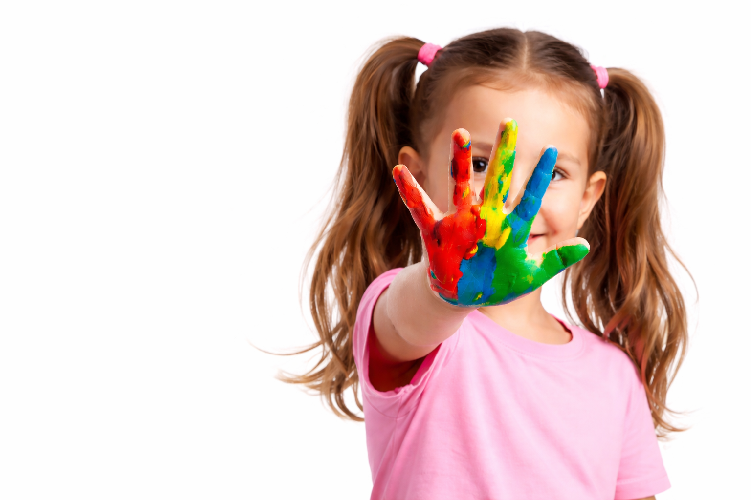 Crianca com a mao pintada simbolizando acolhimento e direito social